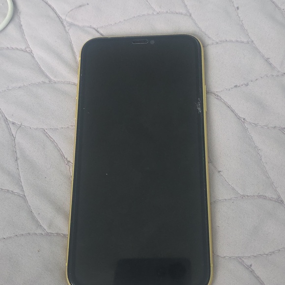 iPhone 11 - Yellow - Picture 2 of 4